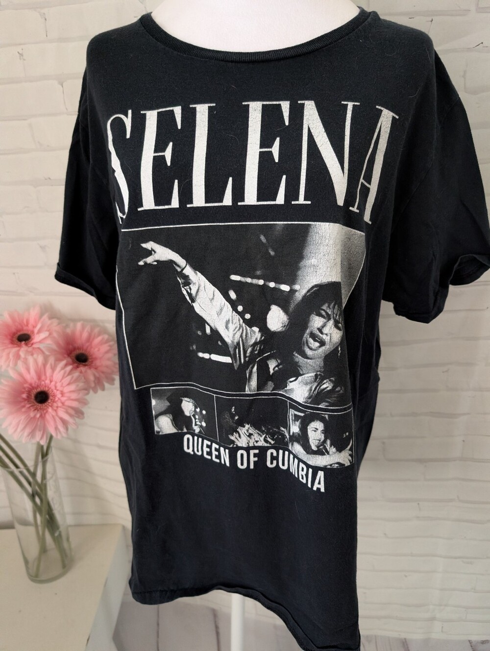 Selena Official Merchandise."Queen of Cumbia" Black Graphic Tee